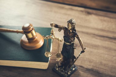 Ahşap bir yargıç, adaletli bir kadın.