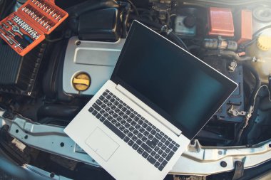 Bilgisayar tanılama için arabada.