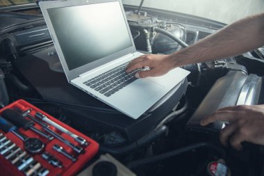 Otomobil tamir servisinde çalışan profesyonel araba tamircisi.