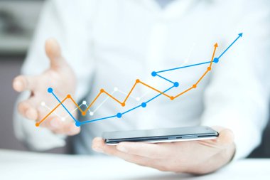 grafik büyümesi insan elinde telefon ekranında