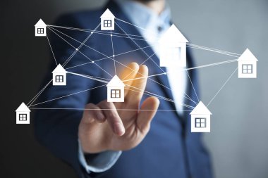 Ekranda ev ağına dokunan adam