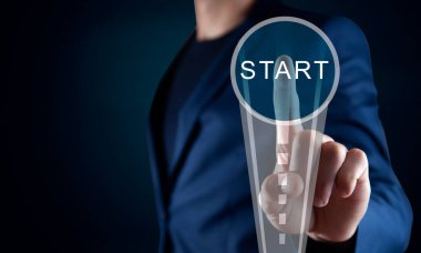 Adam ekranda başlamaya dokunuyor