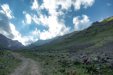 Dağlardaki yol ve karanlık gökyüzü