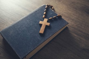 Masanın üzerinde İncil 'in ahşap haçı