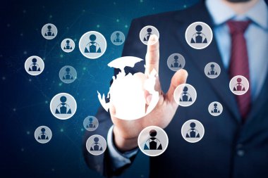 adam küresel sosyal ağa ve internet bağlantısına dokunuyor