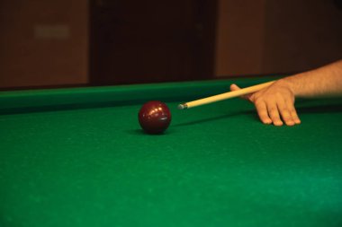Yakın çekim shot bilardo oynayan bir adam