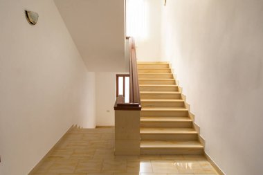 Merdivenleri olan bir otel odasının içinde.