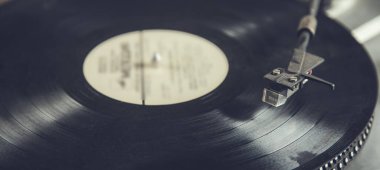 Rekor üzerinde eski tip gramofon iğnesi
