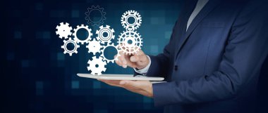 Tablet ekranda vites tutan adam