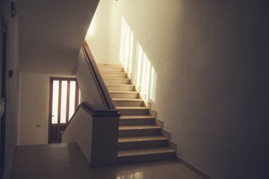 kimse ile kamu binası içinde merdiven