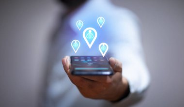 Sosyal medya sembollü akıllı telefonu kullanan iş adamı 
