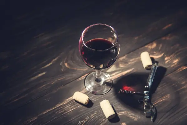 Bicchiere Vino Tappi Con Apribottiglie Sul Tavolo Legno Immagine Stock