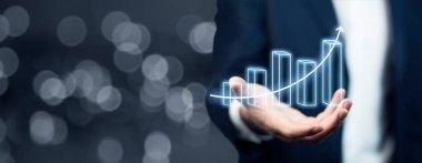 iş adamı ekranda büyümeyi tutuyor