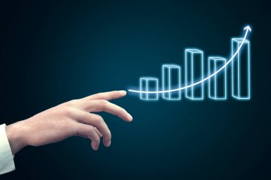 iş adamı ekrandaki büyümeye dokunuyor