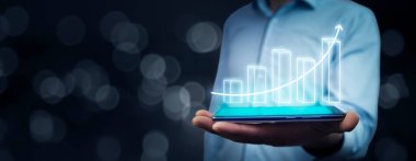 Ekranda büyüyen tableti tutan işadamı