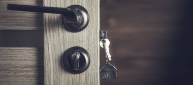 Anahtarlar evdeki ahşap kapıda.