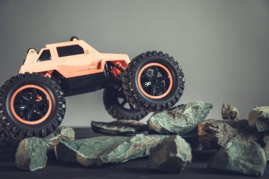 Taşlar üzerinde uzaktan kumandalı oyuncak araba