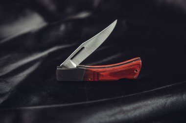 Siyah arka planda küçük bir çakı var.