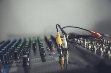 DJ gece kulübünde bir rolde şarkı çalıyor.