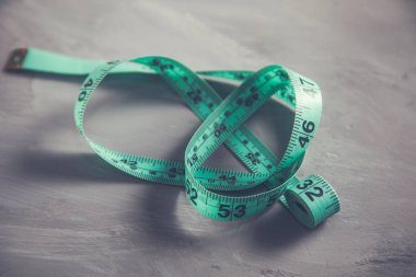 Soyut gri arkaplanda yeşil metre