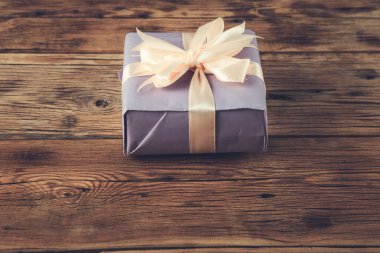 Tahta arka plandaki hediye kutusu.