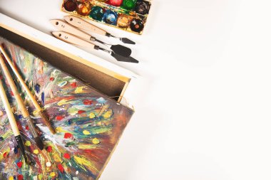 Bir kutu içinde sanatçı paleti ve fırçalar.