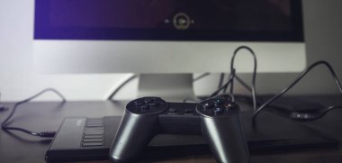 Masada bilgisayar ve tabletli oyun kağıtları