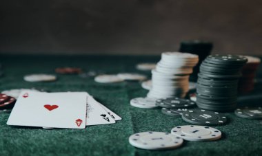Kartlı poker çipleri bir ACE