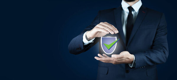 человек, держащий в руках защитный щит