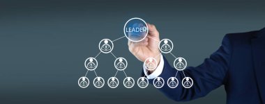 İş adamı ekranda yazar. Leade Konsepti