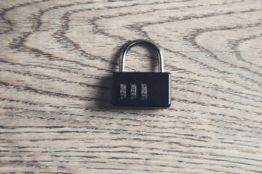 Ahşap masa arkaplanına kilitle