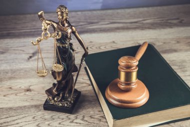 Kitaptaki yargıç ve masadaki adalet kadını.