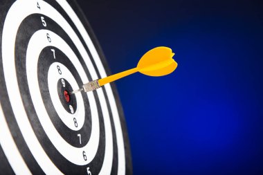 Hedef merkezdeki okları mavi arkaplana yerleştirir