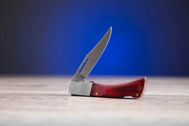 bıçak av sporu için karanlık arka planda