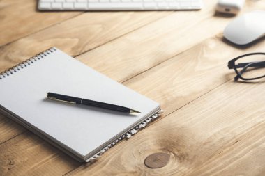 Masada bilgisayar ve gözlüklü not defteri