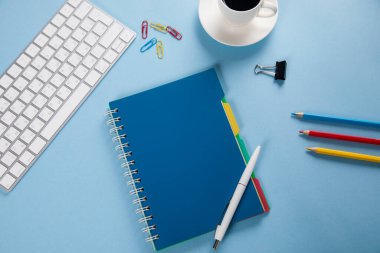 Not defteri, kırtasiye ve kahveli klavye