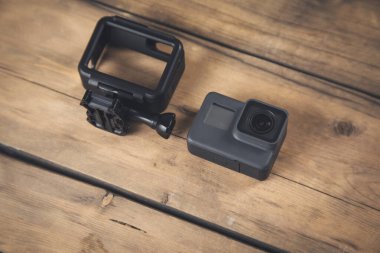 GoPro Kahraman Black versiyonu ahşap arka planda