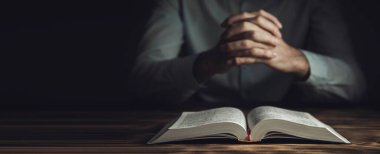 Dua eden adam İncil 'in üstünde kara kanguru