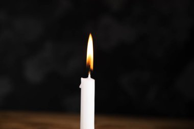 Karanlıkta yanan mum.