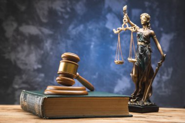 Ahşap tokmak hukuk kitabı ve kadın adaleti