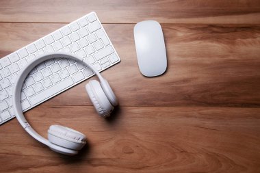 Masada bilgisayar klavyesi ve faresi olan kulaklık.