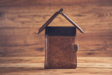 Ahşap masa arkasındaki ev için cüzdan