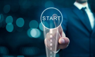 Adam ekranda başlamaya dokunuyor