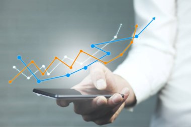 grafik büyümesi insan elinde telefon ekranında