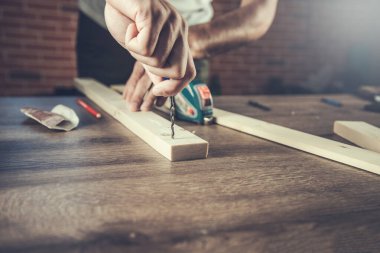 Ormanı beceren işçi.