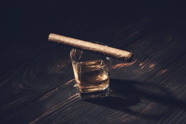 Puro ve viski tahta kutuda.