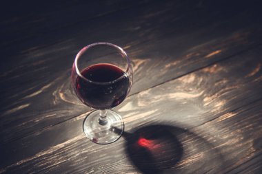 Tahta Masa 'da bir kadeh şarap