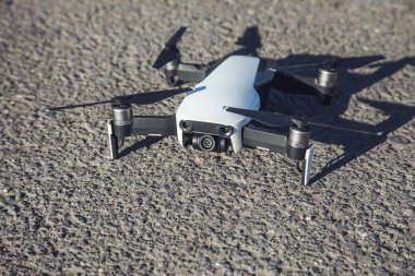 Arkaplanda modern küçük dron