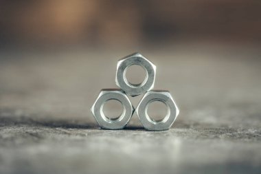 Gri masa arka planında metal fındıklar