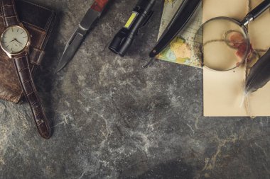 soyut arka grubunda seyahat ögeleri ve klasik harf